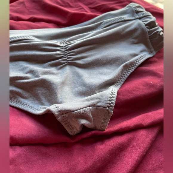 Athleta hipster bikini swim bittom size XS. SCRUNCHY back design and side fish. - Picture 2 of 7